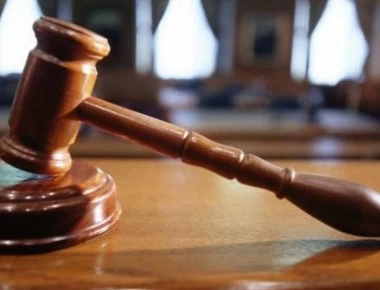 ΗΠΑ: Κατηγορούμενος για δολοφονία επιχείρησε να κόψει τον λαιμό του μέσα στο δικαστήριο (βίντεο-φωτο)